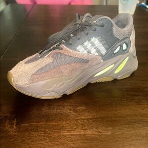 Adidas Yeezy Boost 700